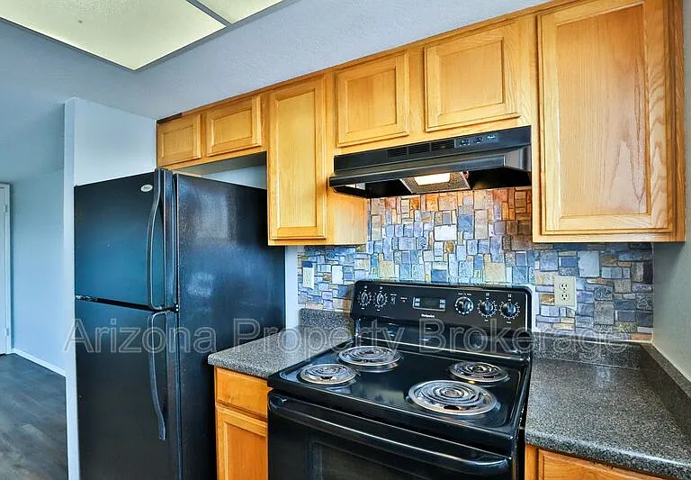 6653 N 27th Ave — Photo 9