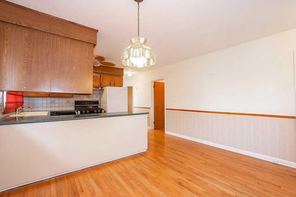 327 Dufferin Street — Photo 2