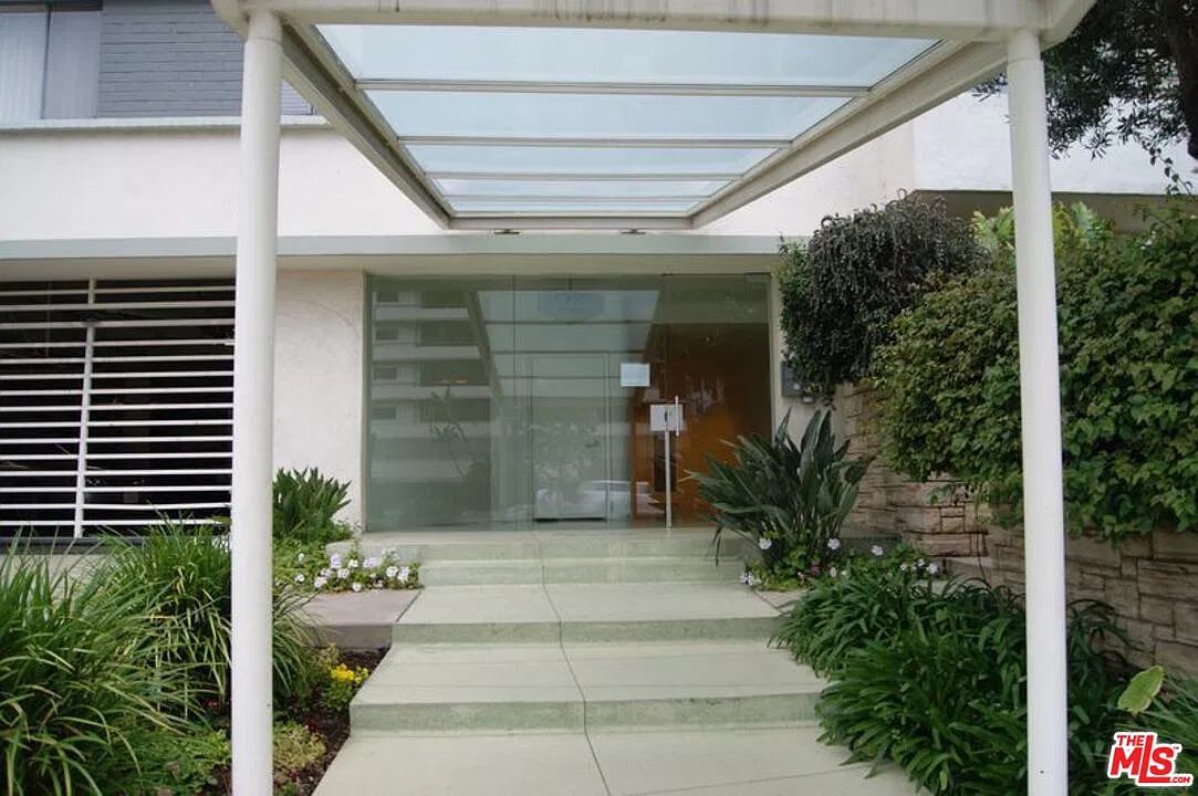 2 bed, 2.0 bath, 1400 sqft, $4,000 — Photo 3