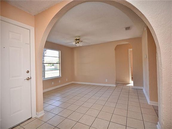 5th image of 303 E Longspur Blvd