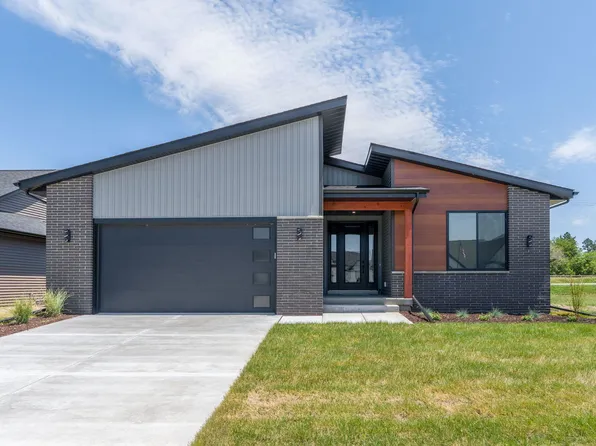 1413 Colonial Ct, Eldridge, IA 52748