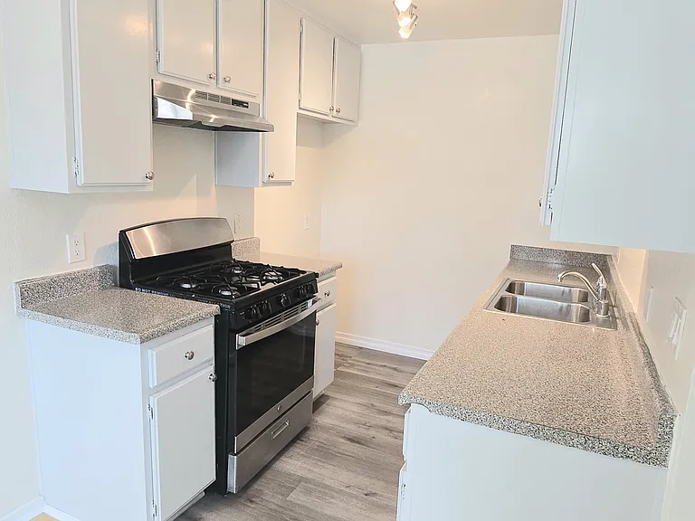 2251 Crenshaw Blvd #6 — Photo 5