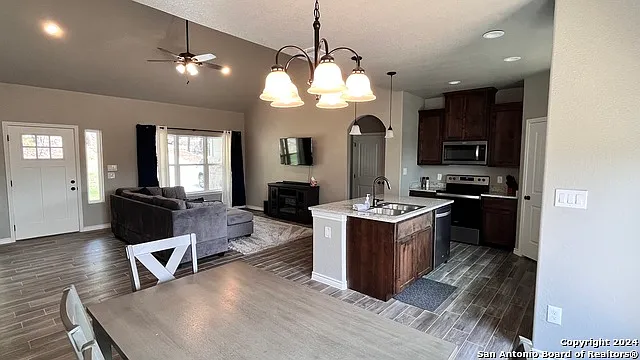 3 bed, 2.0 bath, 1386 sqft, $2,200 — Photo 4