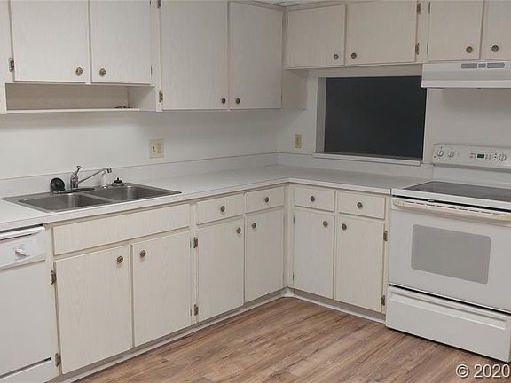 3rd image of 28 Andrea Dr