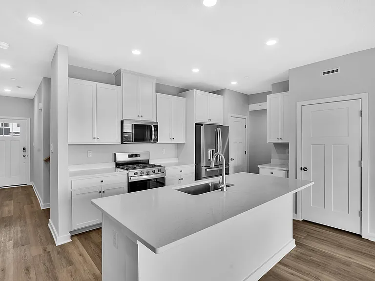 126 Scotland Ln — Photo 12