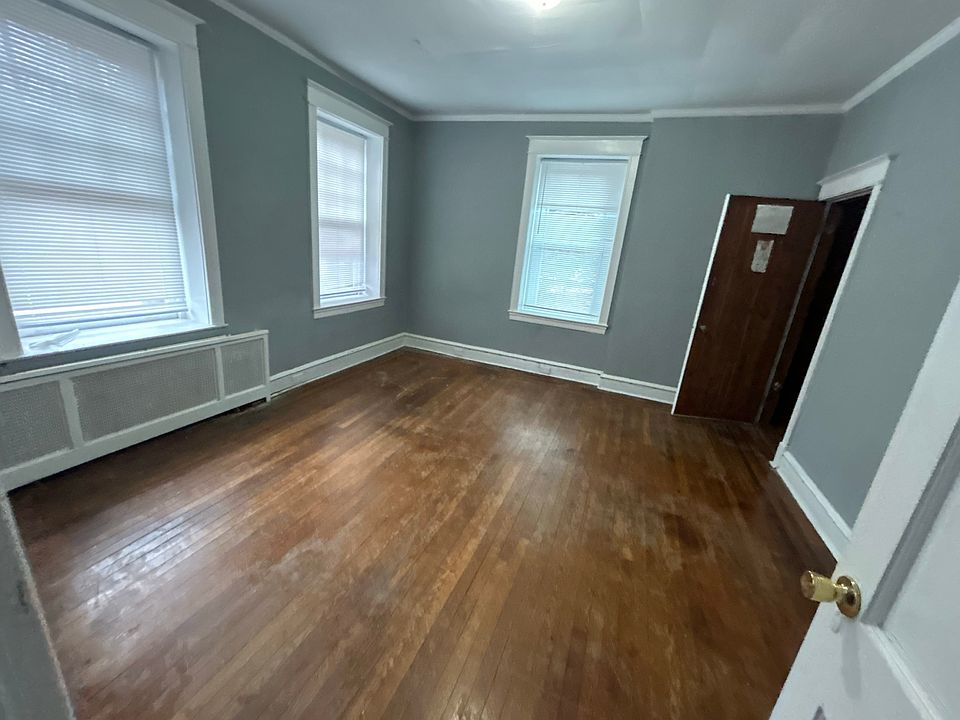 1st image of 5123 Woodbine Ave #C