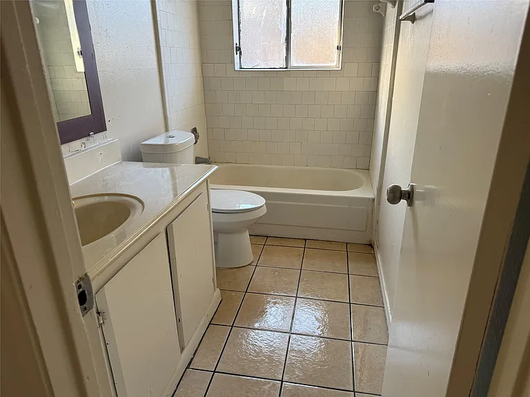 2114 W Greens Rd — Photo 12