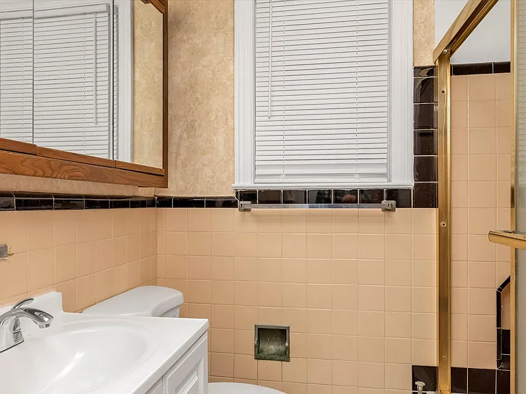 1645 New Hyde Park Dr — Photo 11