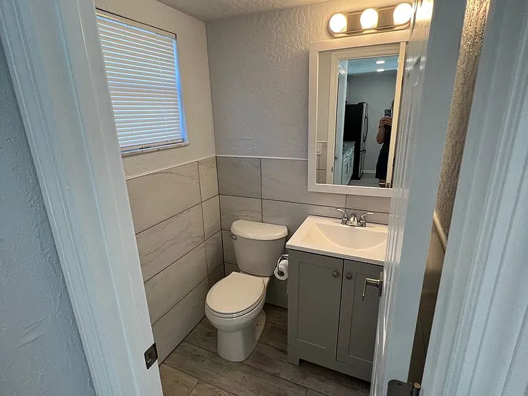 2041 Agora — Photo 19