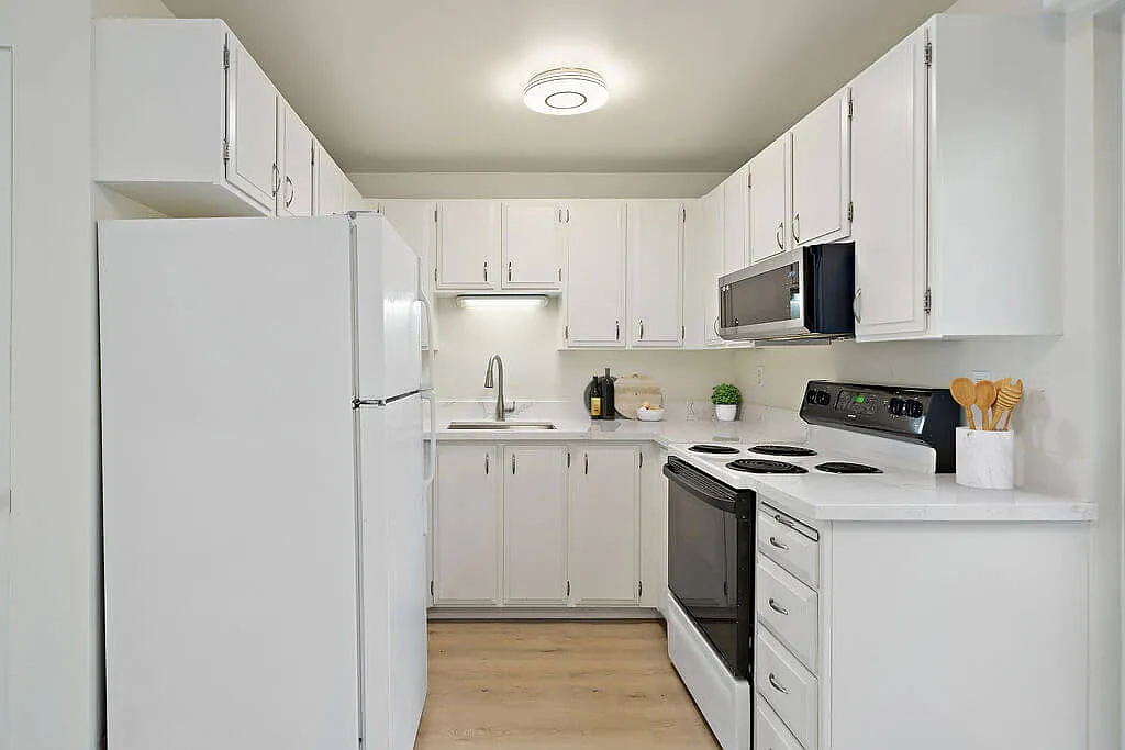 Town Squire Apartments — Photo 2