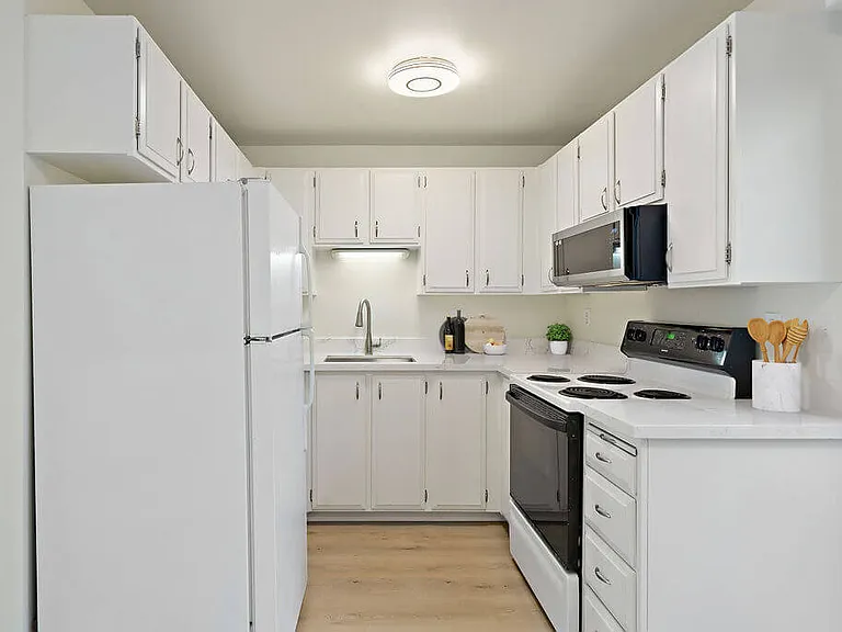 Town Squire Apartments — Photo 2