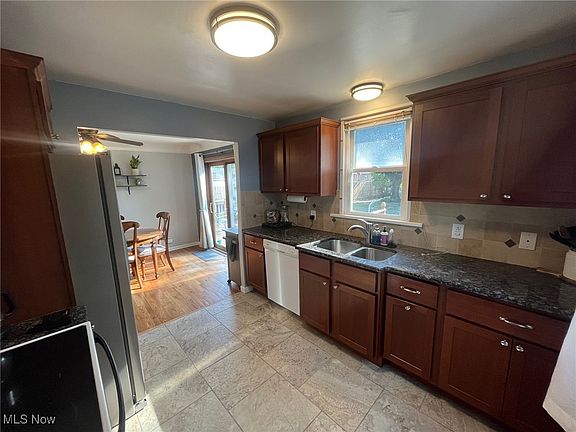 5th image of 2312 E 290th St