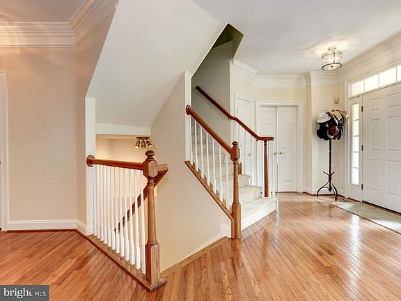 4th image of 405 Creek Valley Ln