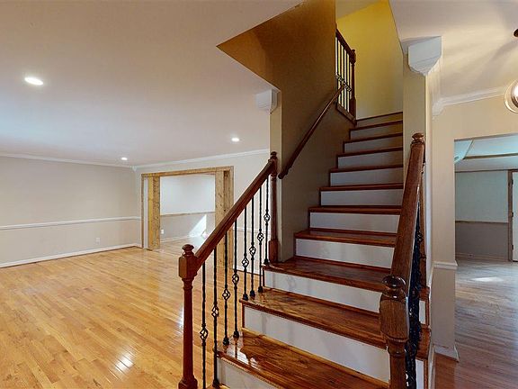 2nd image of 423 Oakdale Dr