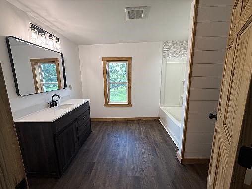 4th image of 185 W Main St