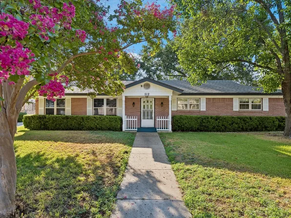 512 Brown Trail Ct, Hurst, TX 76053