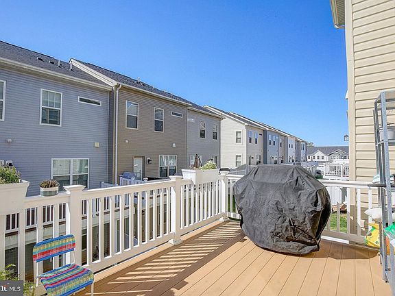 3rd image of 827 Jarrett Ln