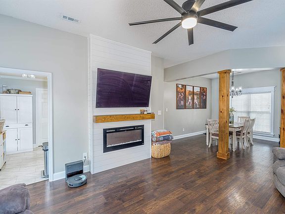 4th image of 307 E Roosevelt Ave