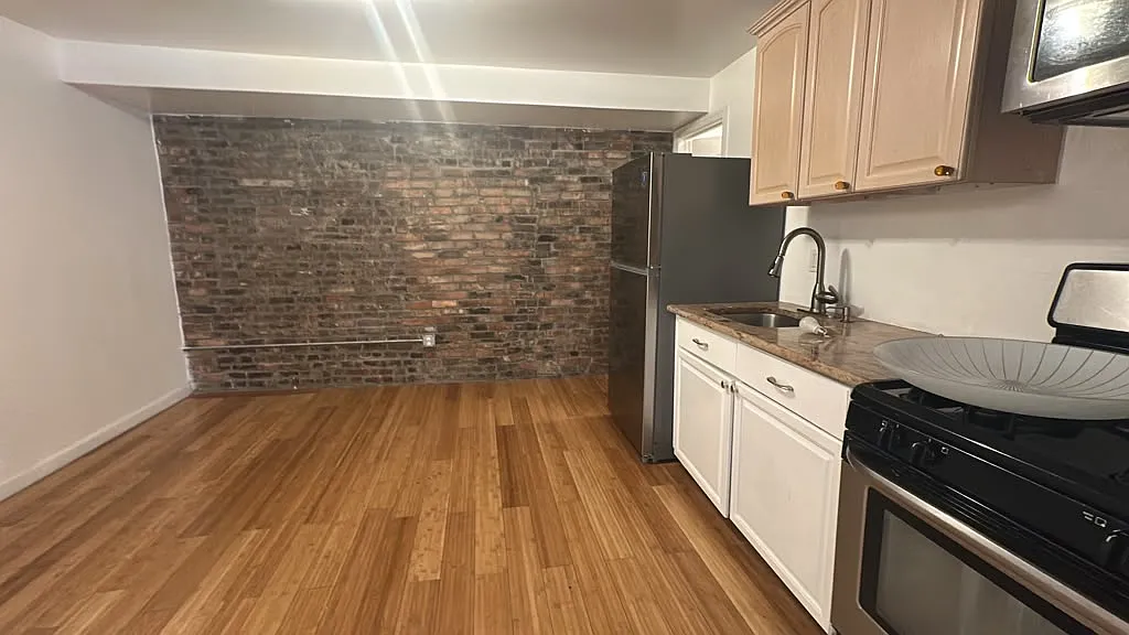 3 bed, 925 sqft, $2,750 — Photo 2