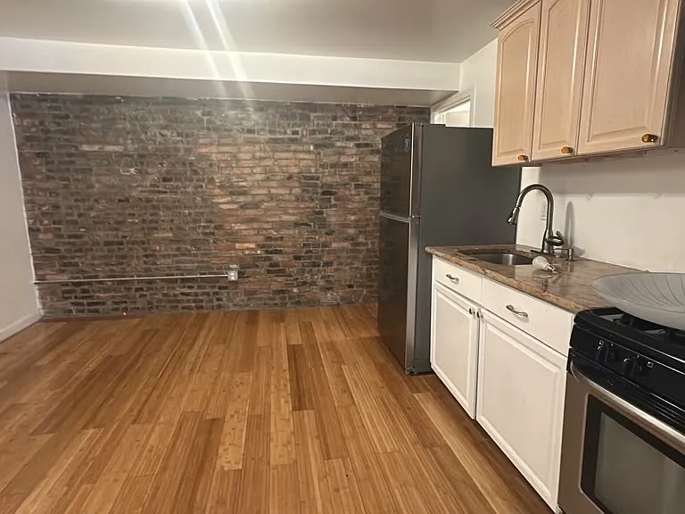 164 University Ave #1 — Photo 2