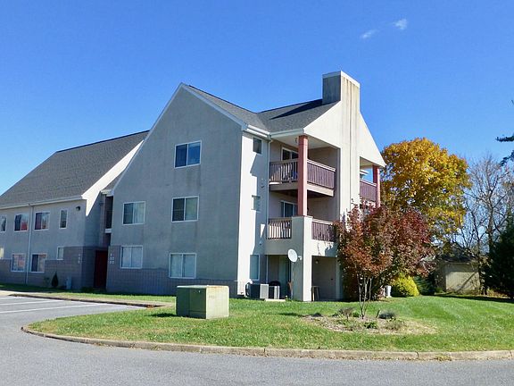 Borden Commons, Unit B4 - second floor, right side