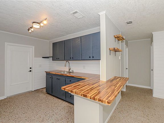 5th image of 377 SE Tejon Street
