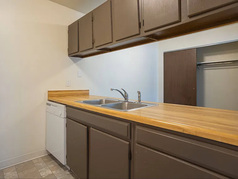 Leonard East Apartments Immediate Move In — Photo 7