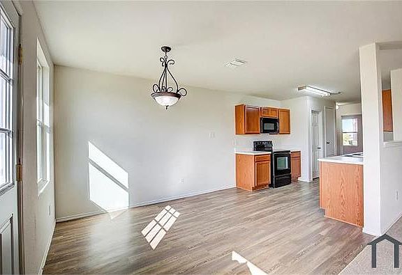 3rd image of 605 Rosemary Dr