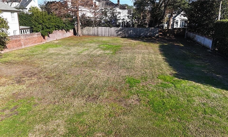 2nd image of 585 Woodvine Ave