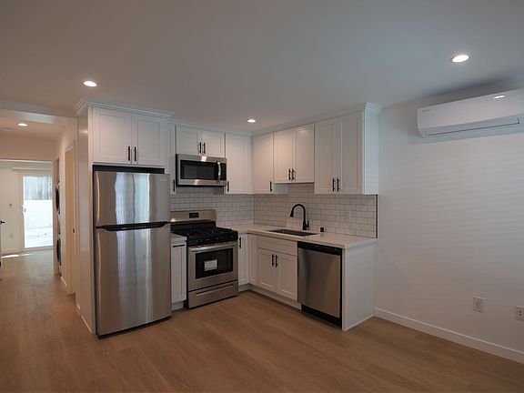 4th image of 14142 Victory Blvd #127