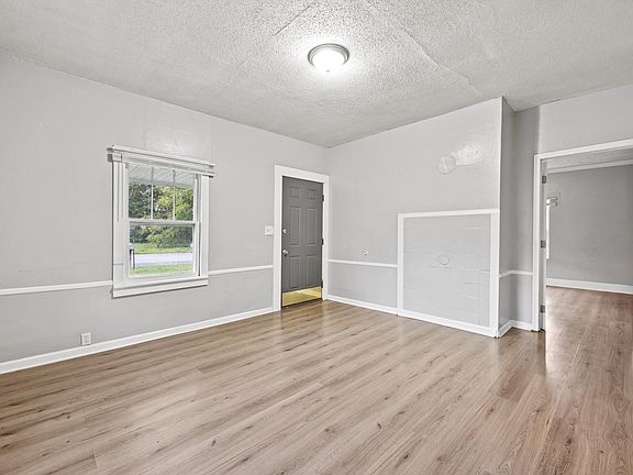 3rd image of 160 Oakwood Dr