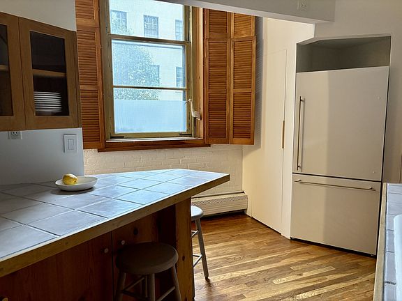 4th image of 719 Greenwich St APT 1N