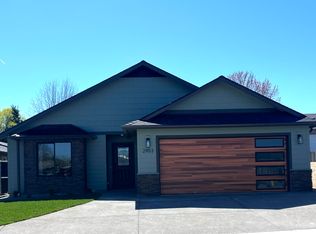 2953 Naples Dr, Grants Pass, OR 97527