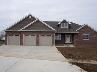 2113 Slade Ln, Mahomet, IL 61853