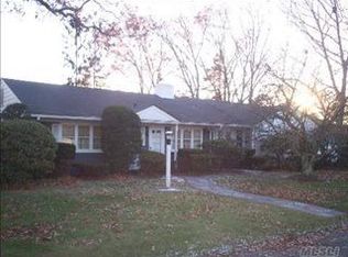 102 W Lakewood St, Patchogue, NY 11772