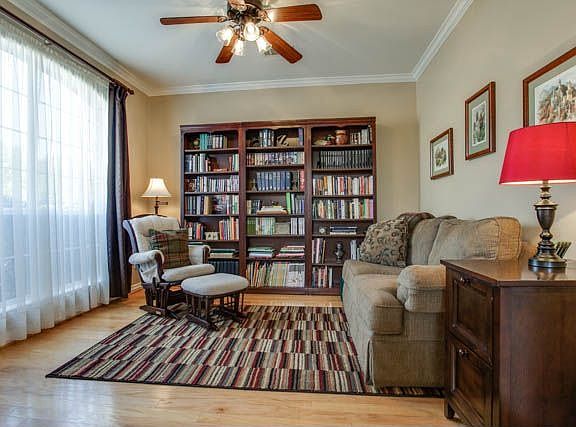 4th image of 1029 Hosington Dr