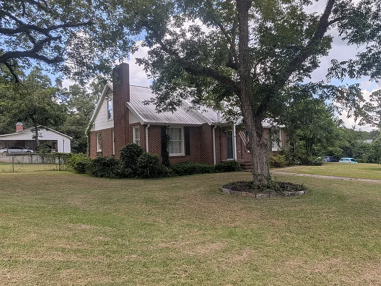 178 Edgewood Dr — Photo 2