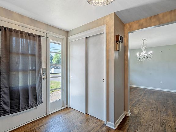 4th image of 208 Manor Dr