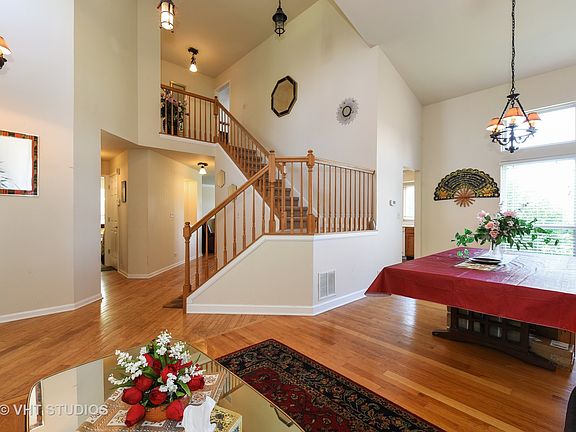 4th image of 858 S Castlewood Ln