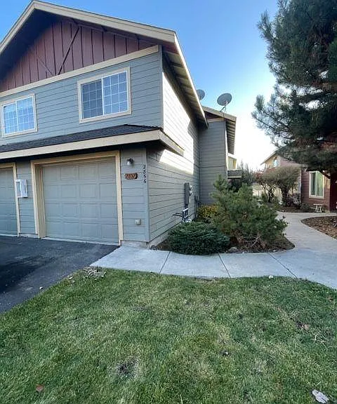 2852 SW Juniper Ave #2852 — Photo 1