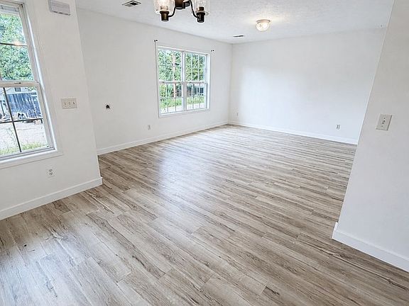 4th image of 4031 White Oak Rd