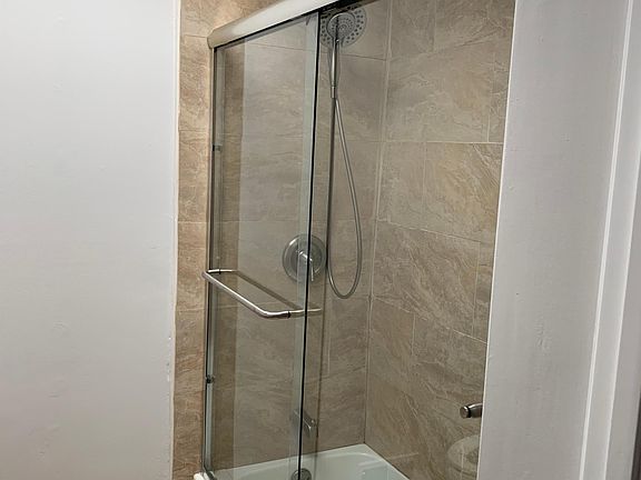 5th image of 557 Alberta Ave APT 2