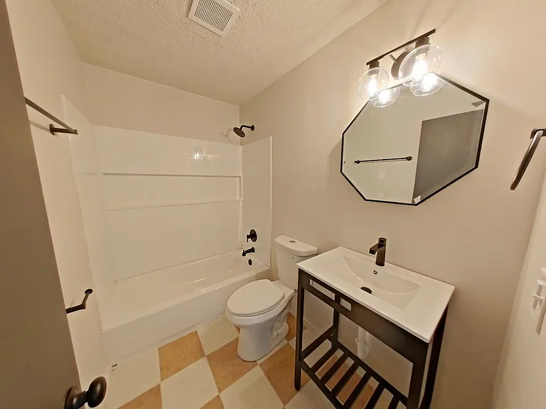 University Manor - Newly Renovated Units just a short walk from Campus! — Photo 32