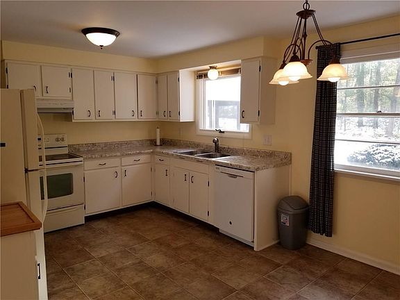 5th image of 33 Woodcrest Cir