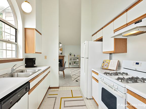 2nd image of 729 W Happfield Dr #729
