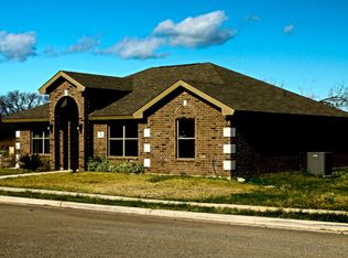 10 Rio Seco Dr, Uvalde, TX 78801