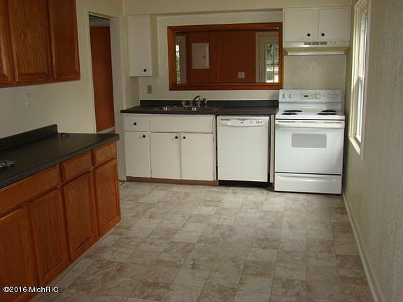 3rd image of 140 32nd St N