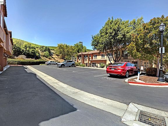 5th image of 79 Meritage Cmn Unit 101