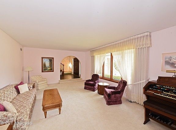 4th image of 16 Windsor Dr