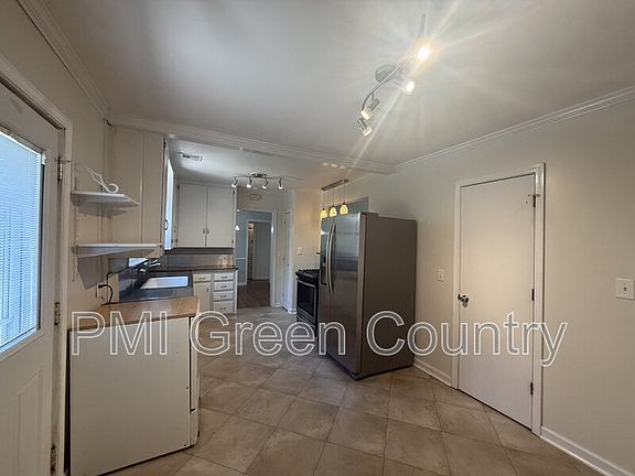 5th image of 2811 E 1st Pl